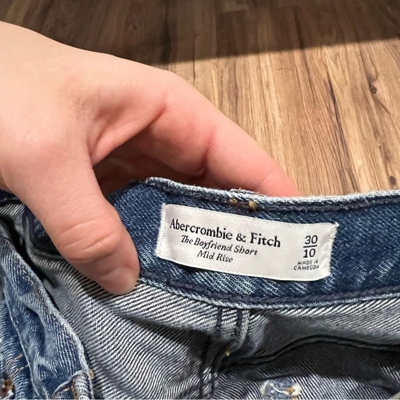 Abercrombie & Fitch Destroyed Mid Rise Boyfriend Cutoff Short - Picture 5 of 6
